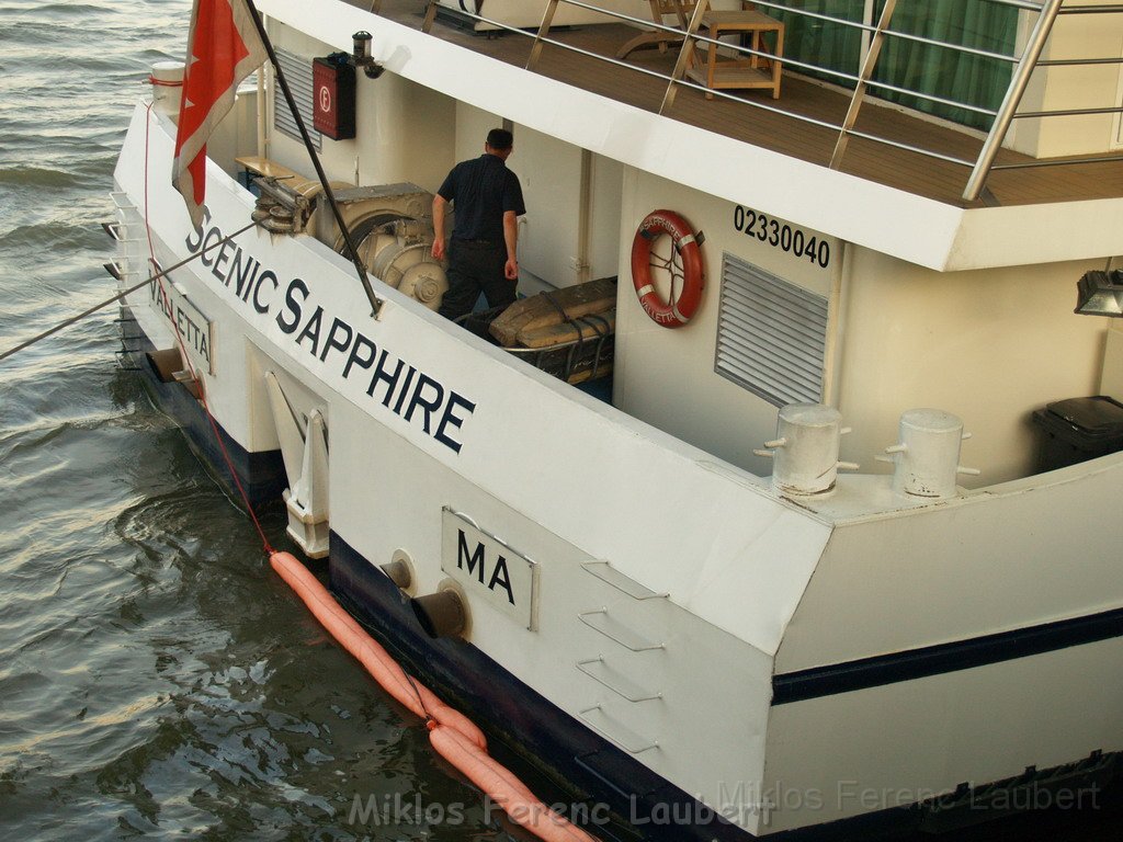 Aus Schiff laeuft Dieselkraftstoff aus Hoehe Koeln Schokoladenmuseum P95.JPG